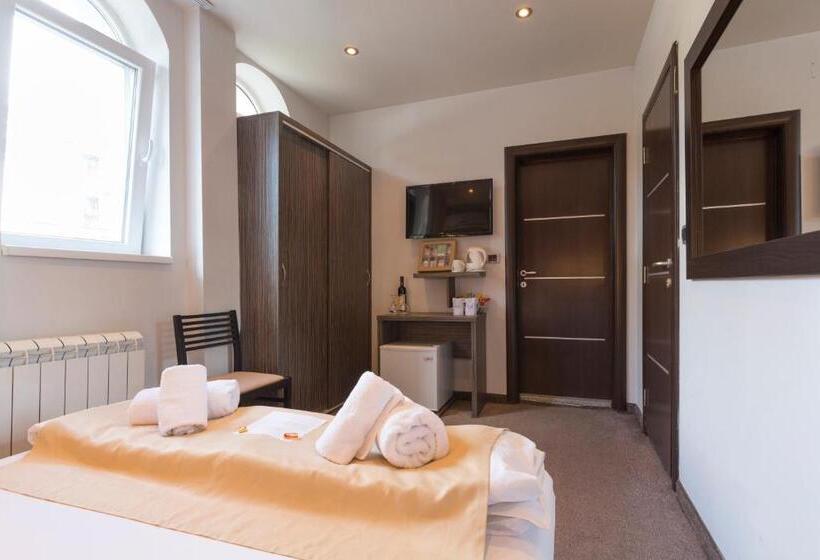 اتاق اکونومی, Villa Mystique