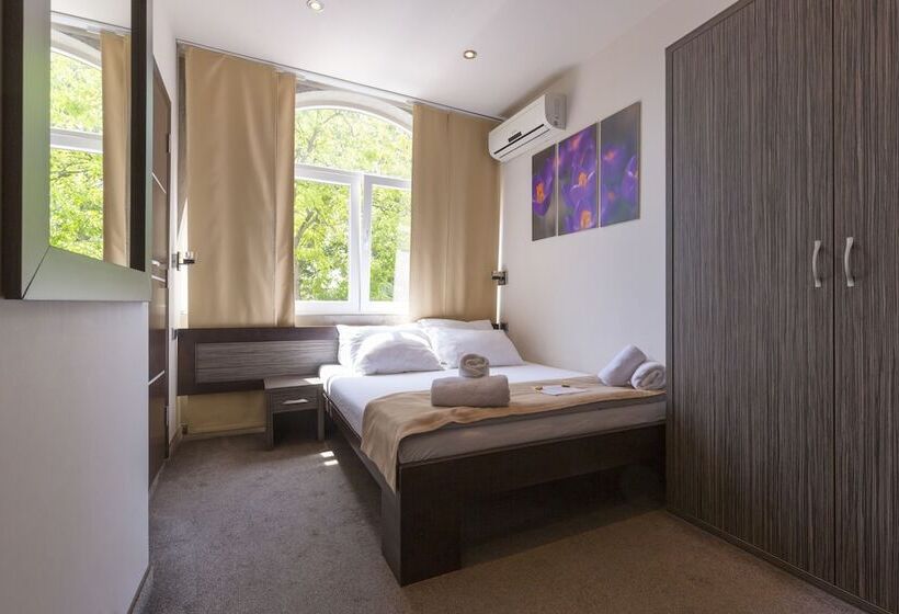 اتاق اکونومی, Villa Mystique