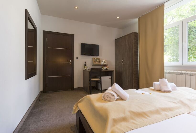 اتاق اکونومی, Villa Mystique