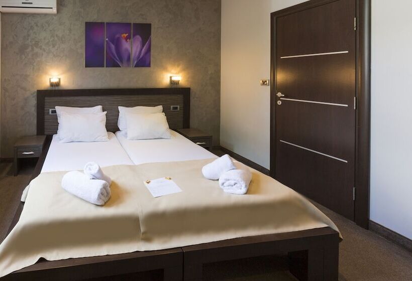 اتاق اکونومی, Villa Mystique