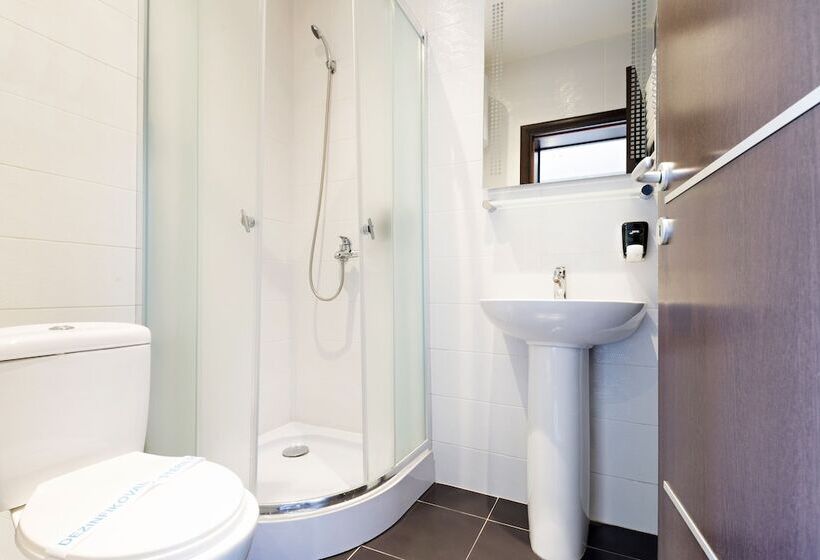 اتاق اکونومی, Villa Mystique