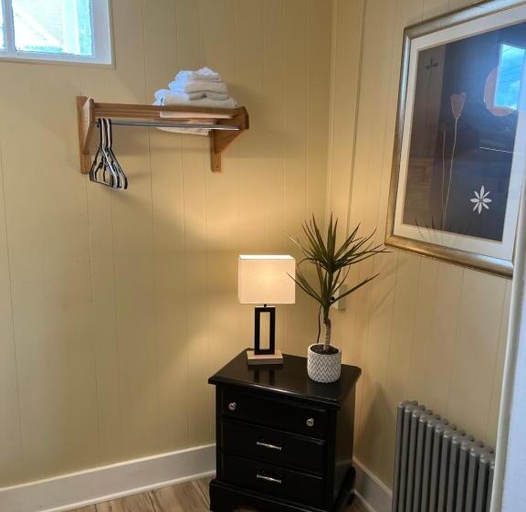 标准间, Simmons Motel And Suites