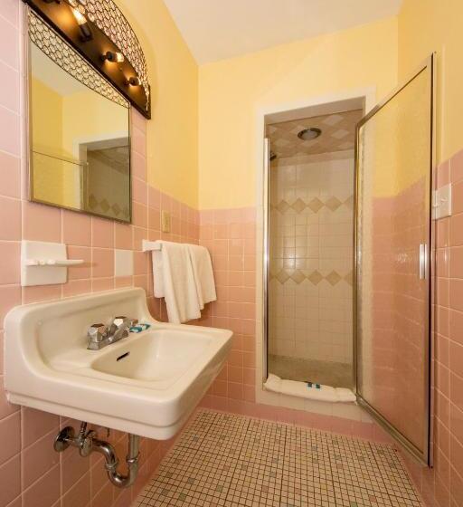 标准间, Simmons Motel And Suites