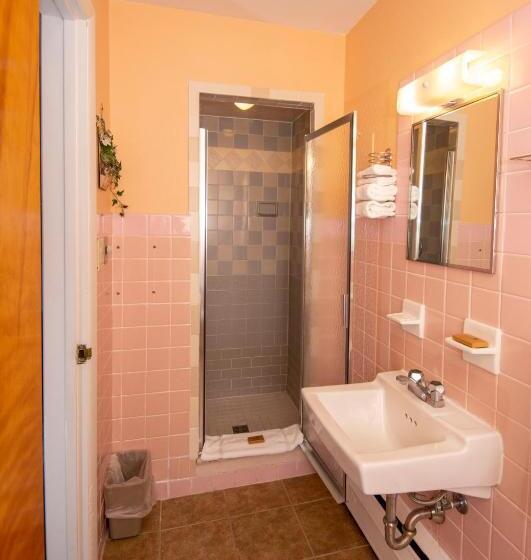 标准间, Simmons Motel And Suites