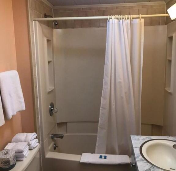 带2个卧室的公寓, Simmons Motel And Suites