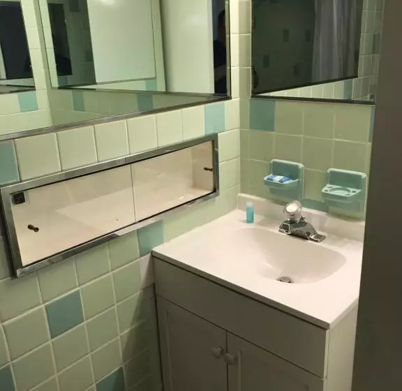 スタンダード４人部屋, Simmons Motel And Suites