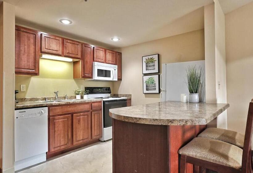 חדר משפחתי, Four Seasons Island Resort