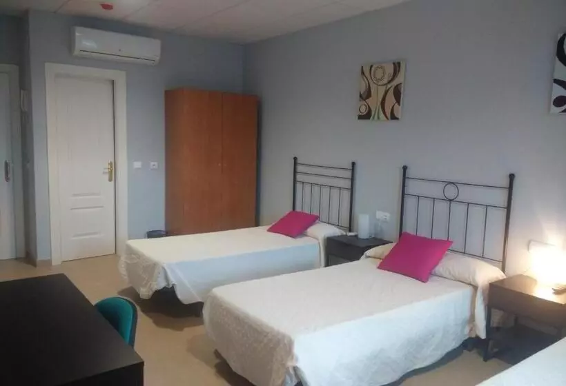 اتاق استاندارد سه نفره, Hostal La Molina
