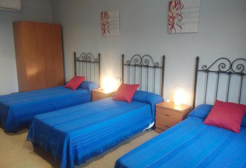 Номер Стандарт Трехместный, Hostal La Molina