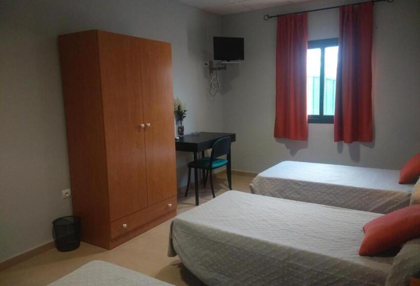 Номер Стандарт Трехместный, Hostal La Molina