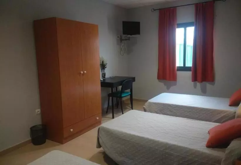 اتاق استاندارد سه نفره, Hostal La Molina