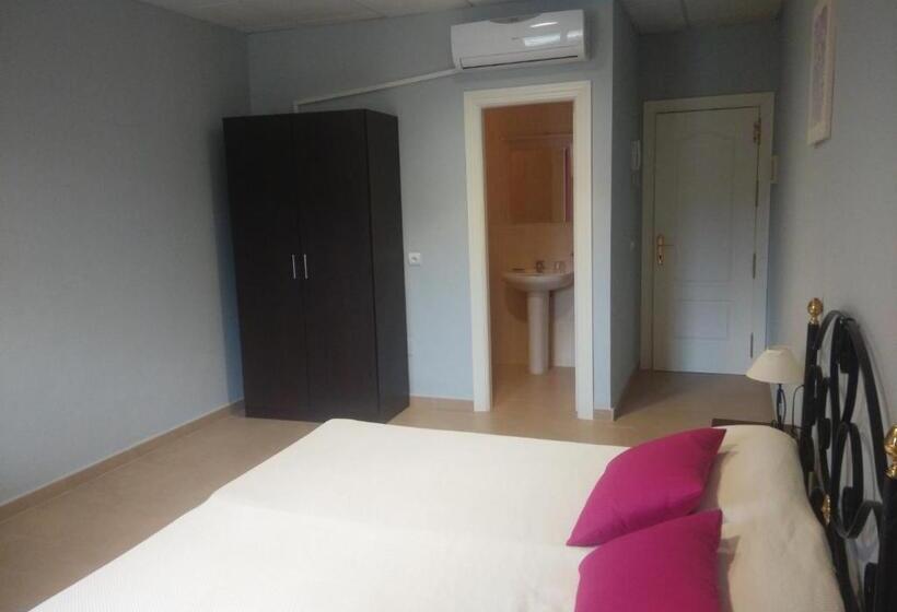 Номер Стандарт Трехместный, Hostal La Molina