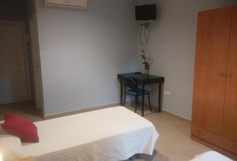 Номер Стандарт Трехместный, Hostal La Molina