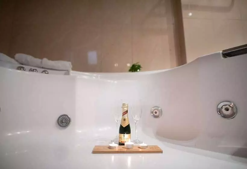 デラックススイート, Anastazia Luxury Suites & Spa