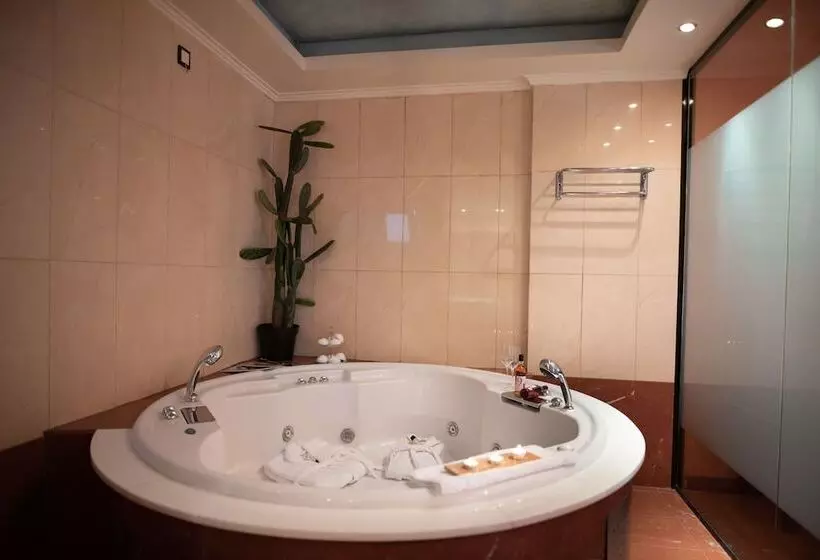 デラックススイート, Anastazia Luxury Suites & Spa