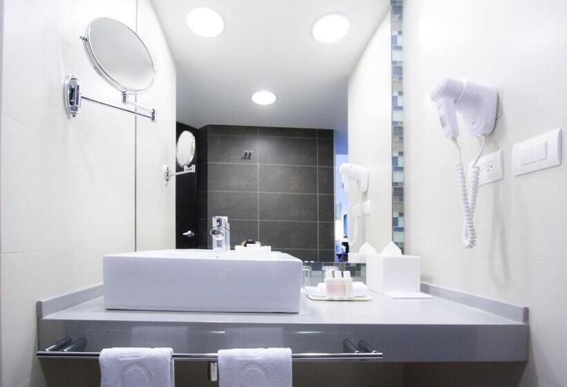 キングサイズベッドのスタンダードルーム, Novit