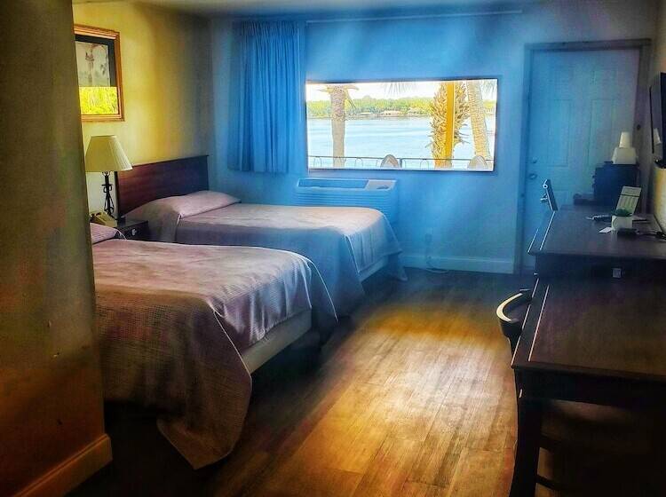 غرفه قياسيه سريرين مزدوجين, The Port Hotel And Marina