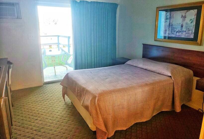 غرفه قياسيه سريرين مزدوجين, The Port Hotel And Marina