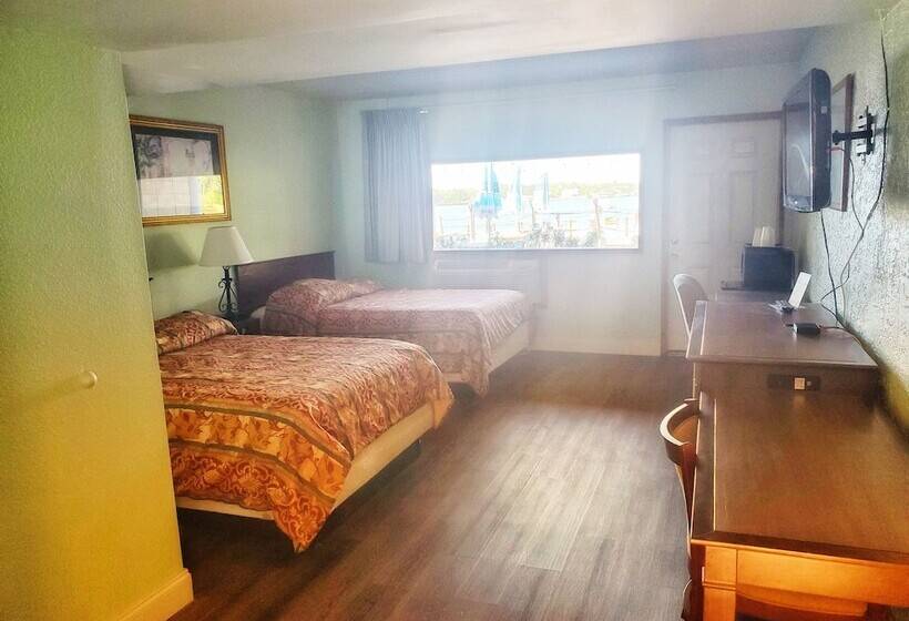 غرفه قياسيه سريرين مزدوجين, The Port Hotel And Marina
