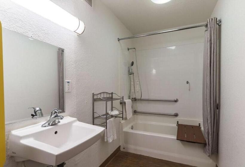 Номер Стандарт Кровать Кинг Адаптированный для Инвалидов, Motel 6 uvalde, Tx