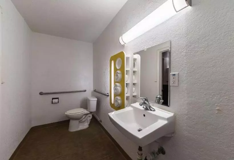 Standard-invahuone King-vuode, Motel 6 uvalde, Tx