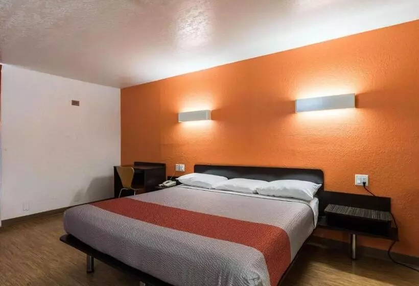 Standard-invahuone King-vuode, Motel 6 uvalde, Tx