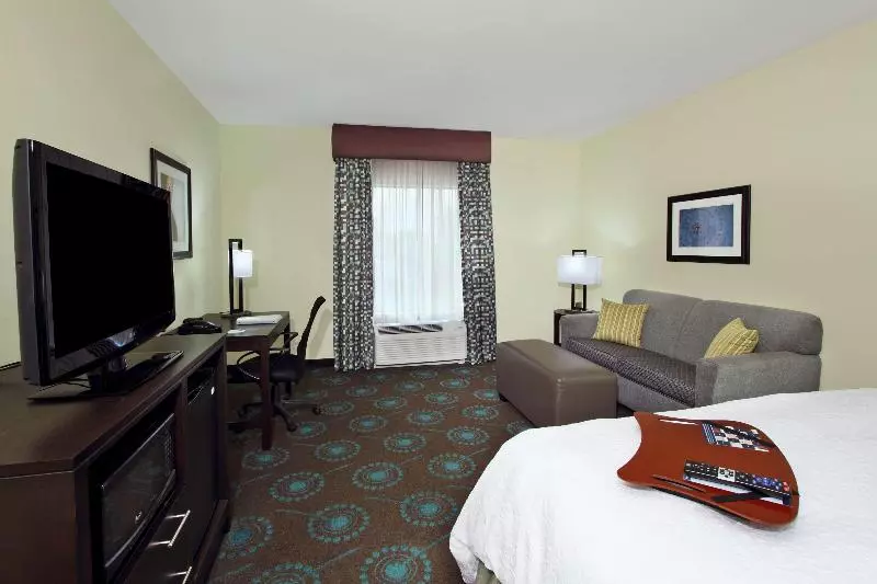 キングサイズベッドのスタンダードルーム, Hampton Inn Beeville