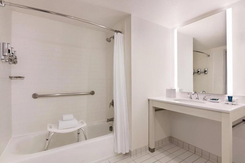 스탠다드 룸 킹사이즈 침대, Four Points By Sheraton Sacramento Airport