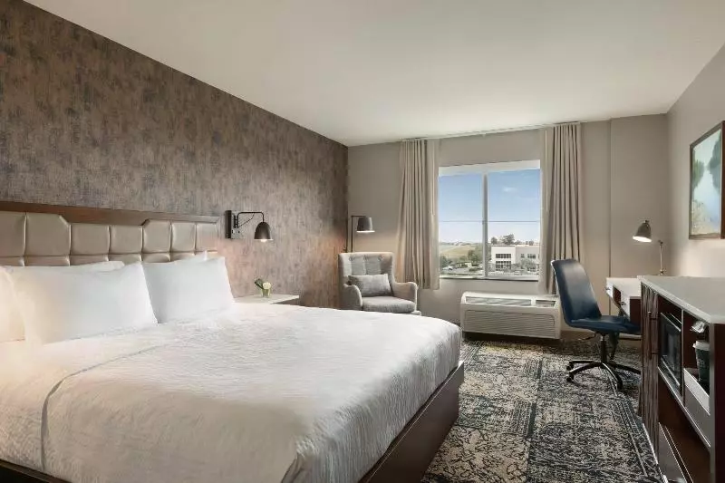 キングサイズベッドのスタンダードルーム, Four Points By Sheraton Sacramento Airport