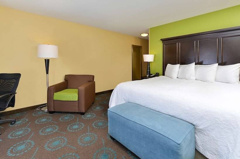 חדר סטנדרט עם מיטת קינג, Hampton Inn Iowa City/university Area
