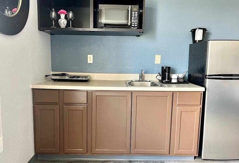 جناح, Hometowne Studios & Suites Washington