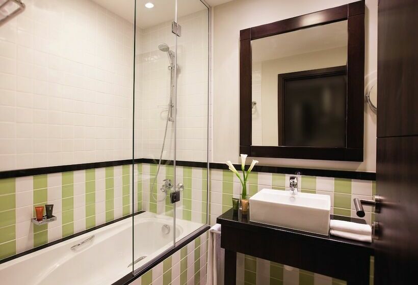 Deluxe Room, Mövenpick Hotel Apartments Al Mamzar Dubai