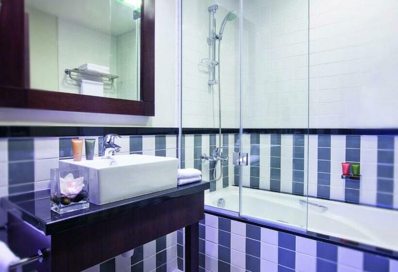 Superior Room, Mövenpick Hotel Apartments Al Mamzar Dubai
