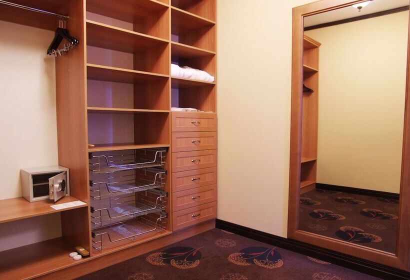 סוויטה נשיאותית, Park Hotel Golosievo
