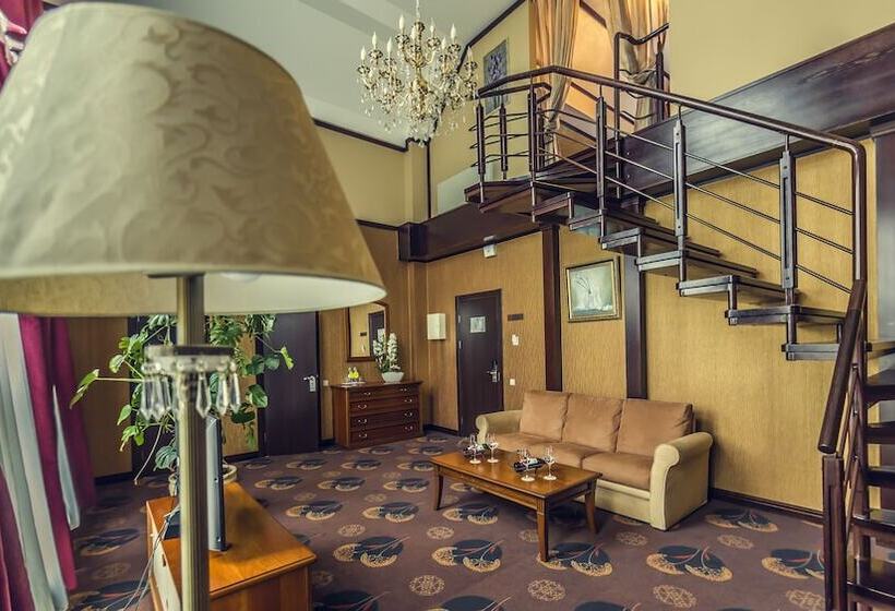 سوئیت پرزیدنت, Park Hotel Golosievo