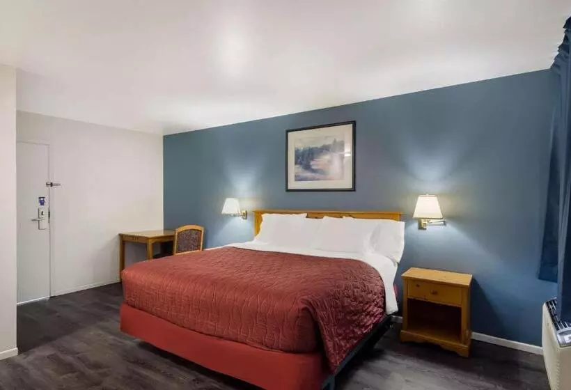 キングサイズベッドのスタンダードルーム, Rodeway Inn & Suites Sidney Historic Downtown I80