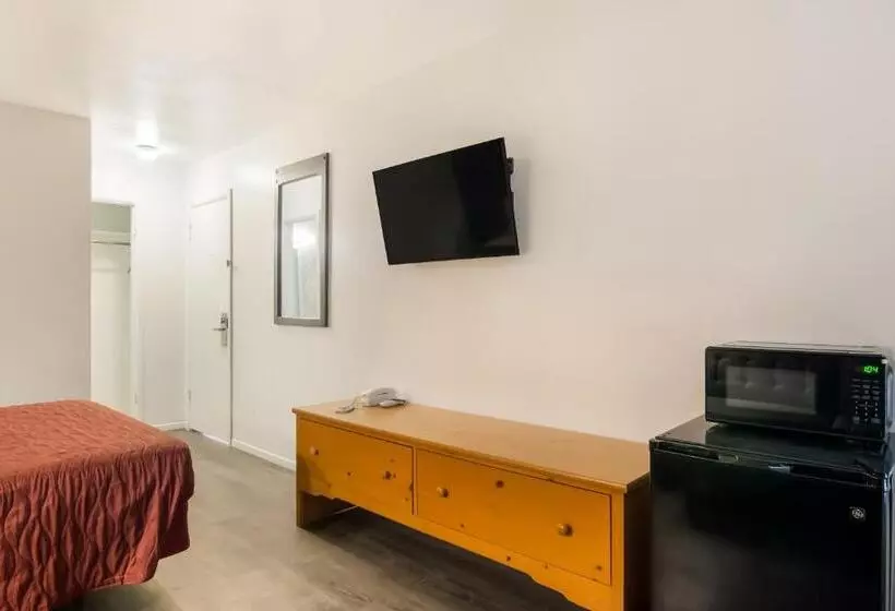 身障者適用キングサイズベッドルーム, Rodeway Inn & Suites Sidney Historic Downtown I80