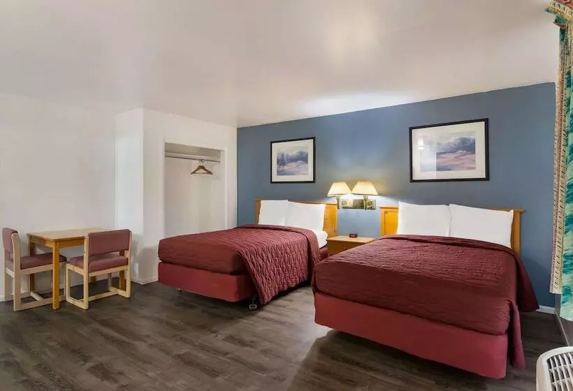 ２ダブルベッドのスタンダードルーム, Rodeway Inn & Suites Sidney Historic Downtown I80