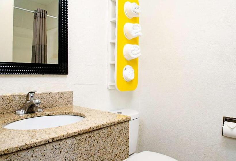 חדר סטנדרט לארבעה, Motel 6modesto, Ca  Downtown