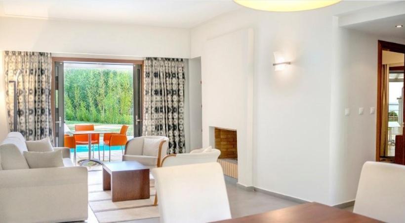 סוויטה עם בריכה, Kymi Palace