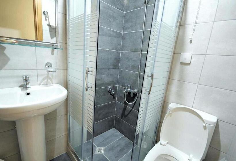 이코노미 룸, Mirabello