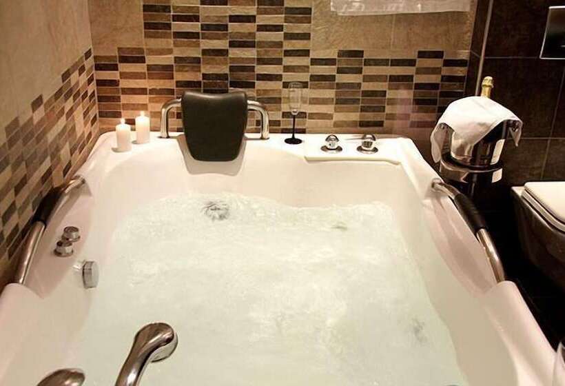 Superior Suite, Mythos