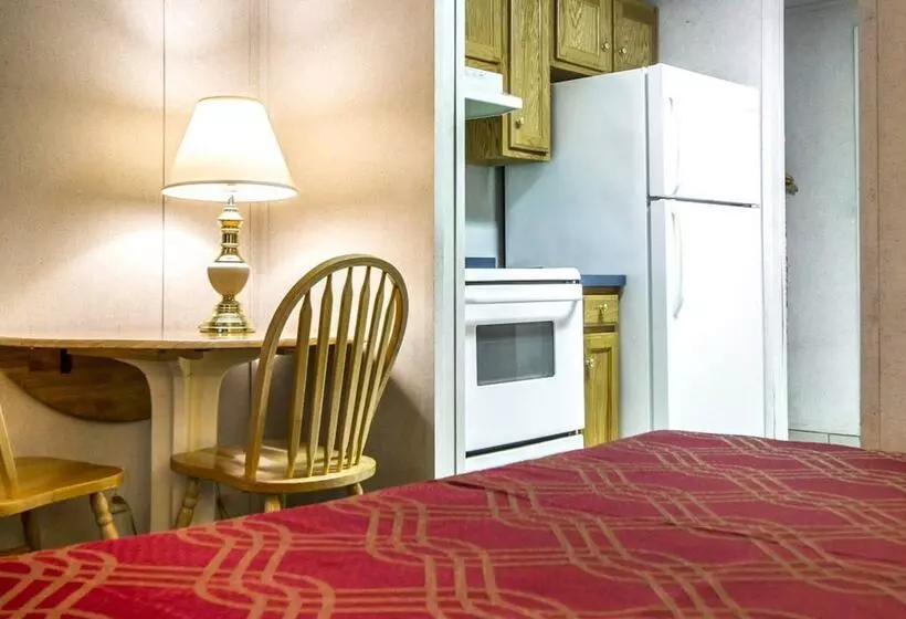 سوییت, Rodeway Inn & Suites Brunswick Near Hwy 1