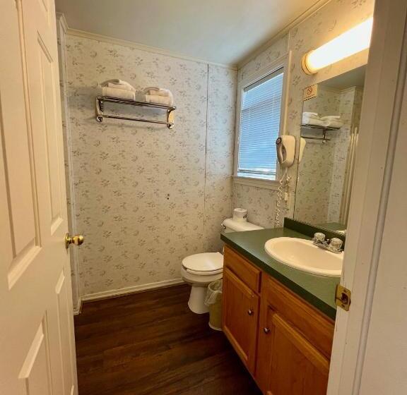 ２ダブルベッドのスタンダードルーム, Rodeway Inn & Suites Brunswick Near Hwy 1