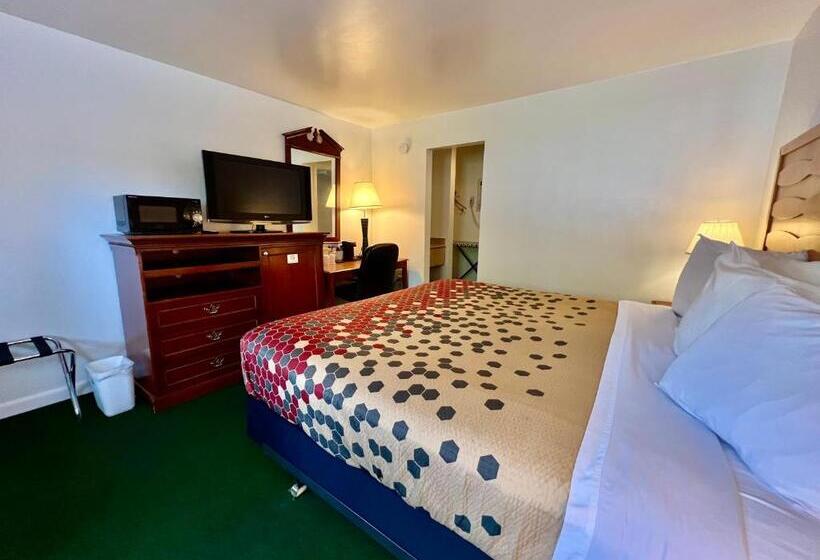 キングサイズベッドのスタンダードルーム, Rodeway Inn & Suites Brunswick Near Hwy 1