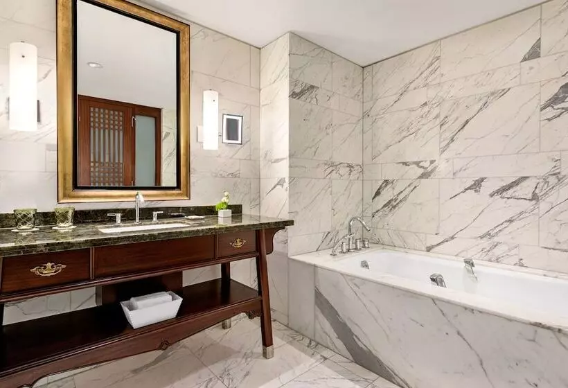 سوییت لوکس, Shangrila Toronto