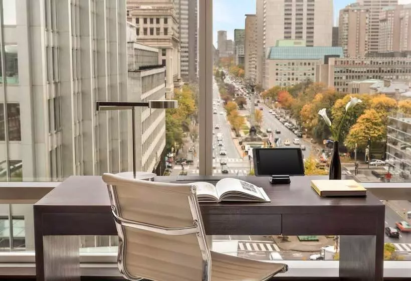 سوییت لوکس, Shangrila Toronto