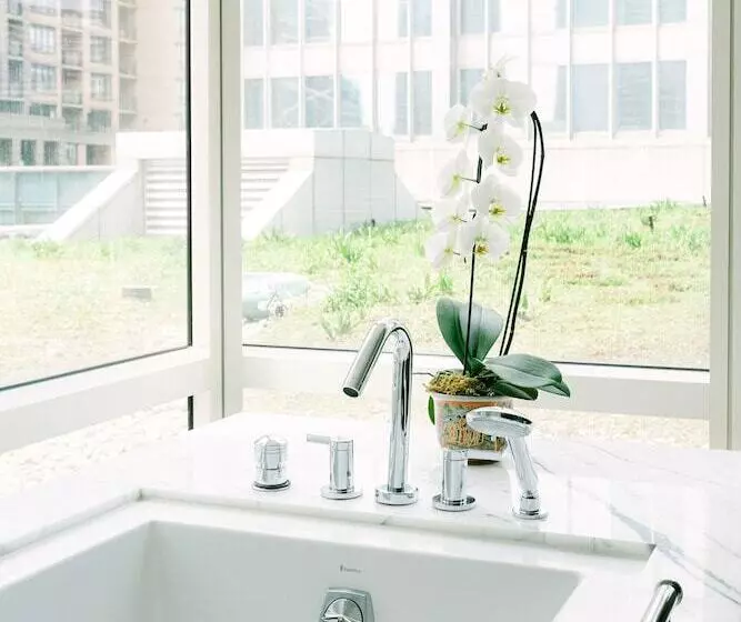 سوییت, Shangrila Toronto