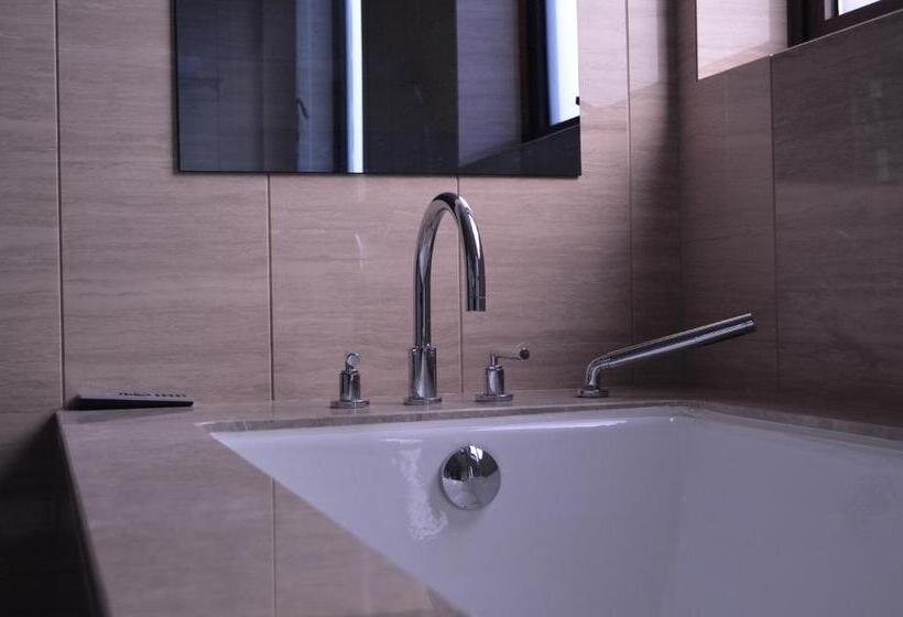 Королевский Люкс, The Qube Hotel Shanghai Xinqiao