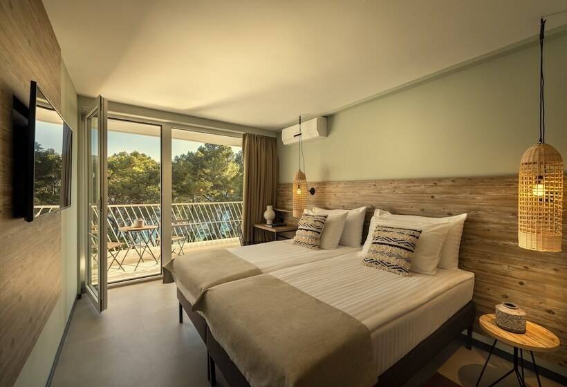 חדר סטנדרט צדדי נוף לים, Places Hvar Hotel By Valamar